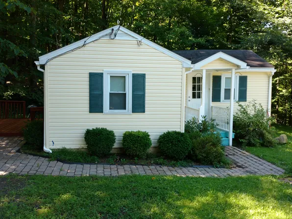 6 Tall Timbers Dr, Glen Gardner, NJ 08826