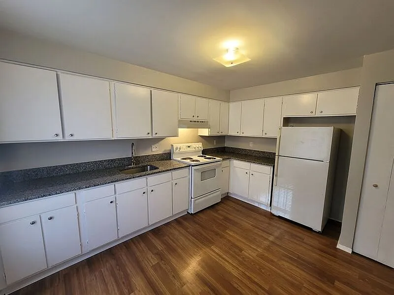 3 bed, 1.5 bath, 1152 sqft, $1,800 — Photo 2