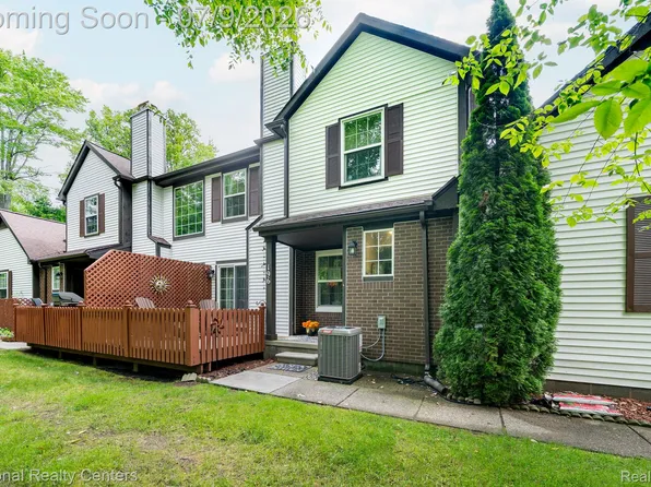 196 Barrington Cir, Lake Orion, MI 48360