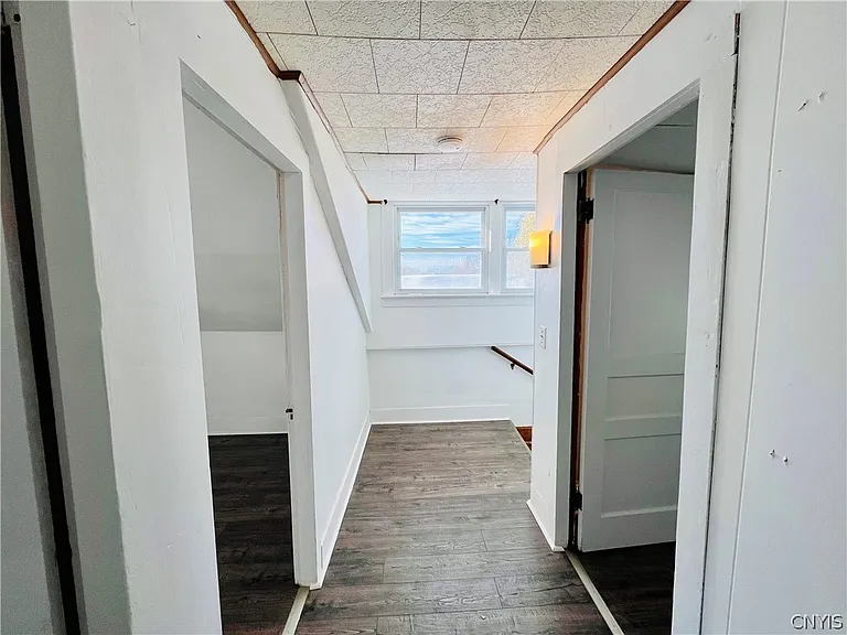 140 E Oneida St — Photo 20