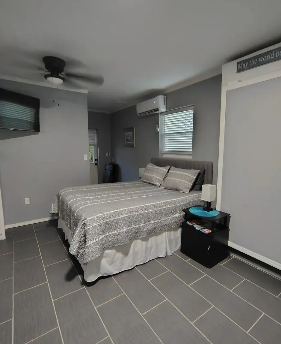 Studio, 400 sqft, $1,200 — Photo 1
