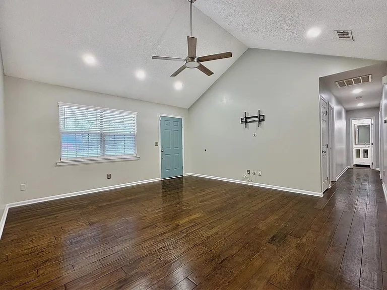 337 NE Sheila Dr — Photo 3