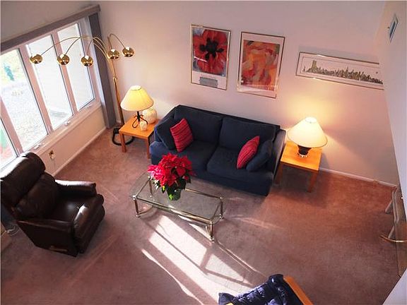 LR w/Vaulted Ceiling