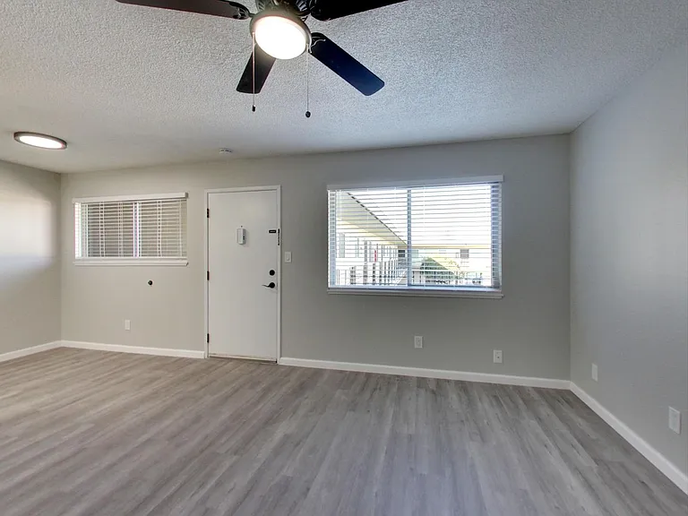 ROYALE APARTMENTS — Photo 21