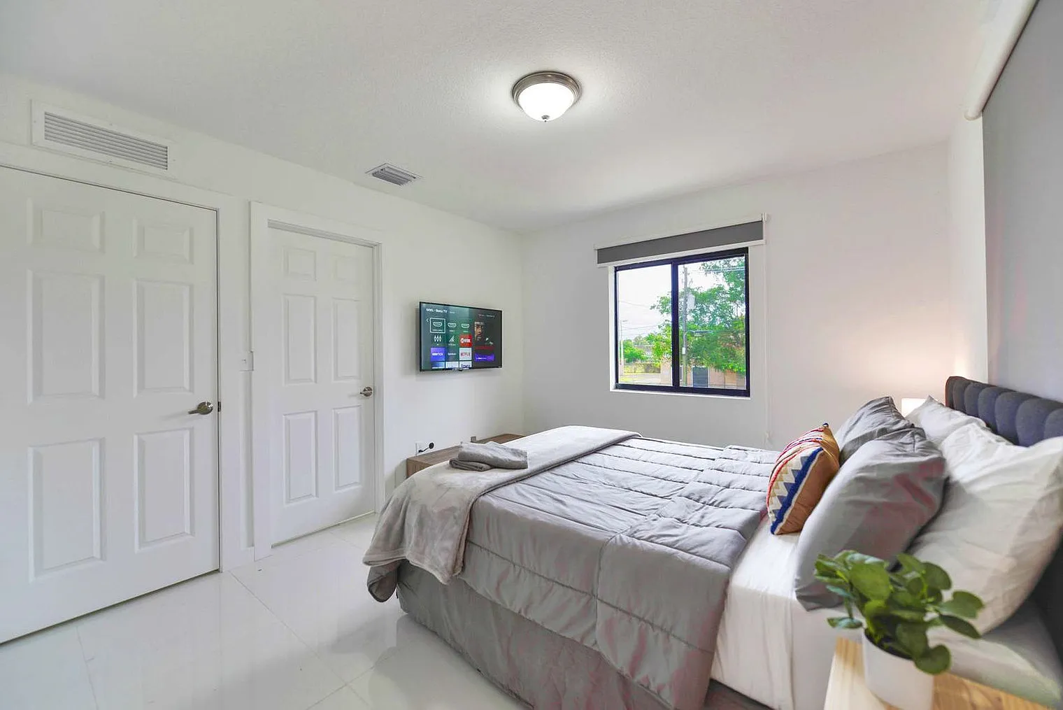 3 bed, 2.0 bath, 1184 sqft, $5,536 — Photo 3