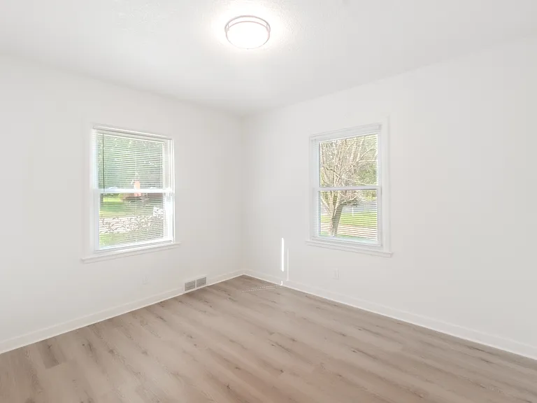 105 Sunset St — Photo 6