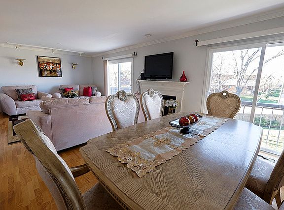2nd image of 5832 Lincoln Ave Unit A