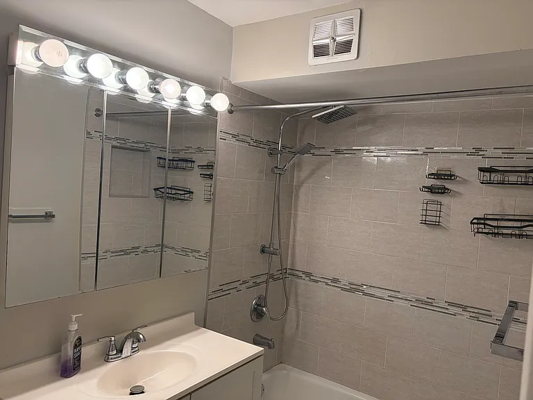 9721 S Cicero Ave — Photo 1