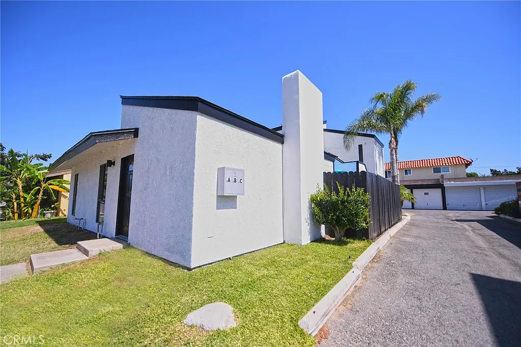 2 bed, 2.0 bath, 1000 sqft, $3,300 — Photo 1