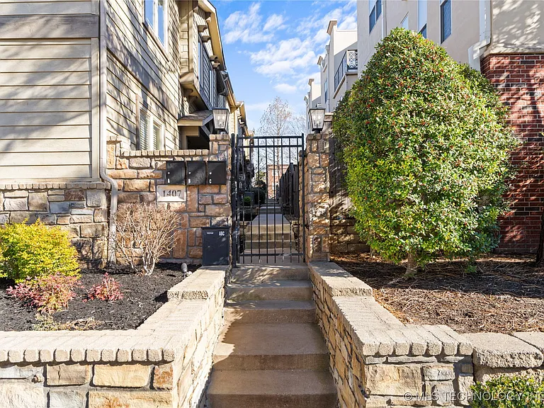 1407 S Saint Louis Ave #B — Photo 32