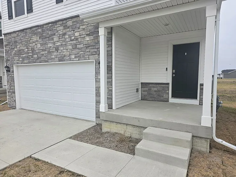 655 NW Williamsburg Ln — Photo 2