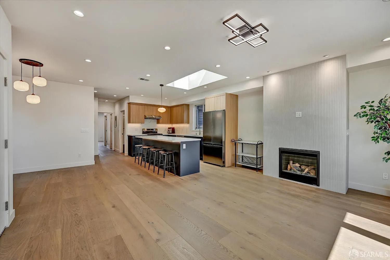 3 bed, 3.0 bath, 1600 sqft, $7,800 — Photo 4