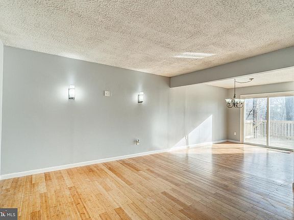 4th image of 28400 Charles St