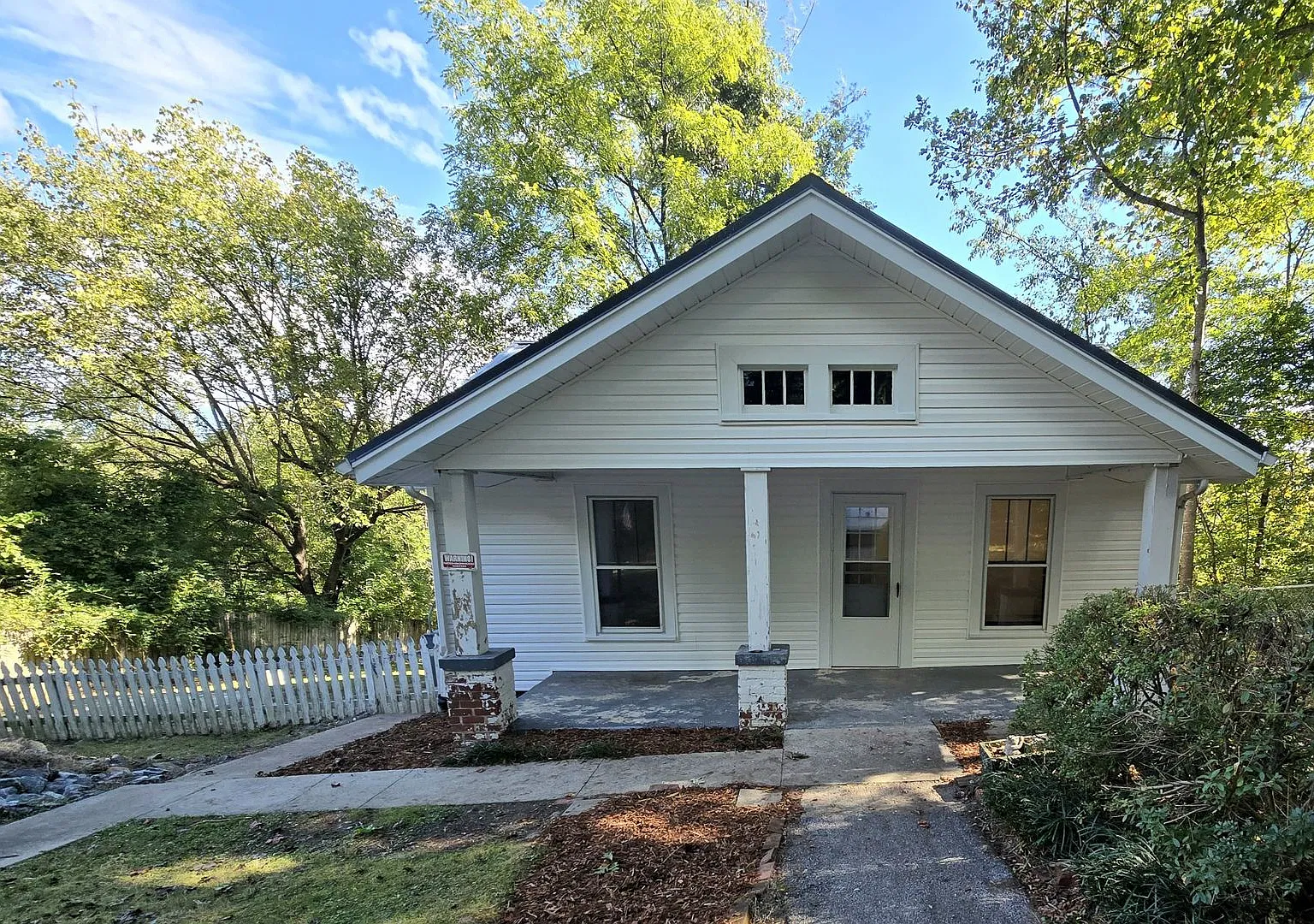 Cozy Lenoir 2/1 Bungalow with Fenced Yard on Cul-de-Sac — Photo 1