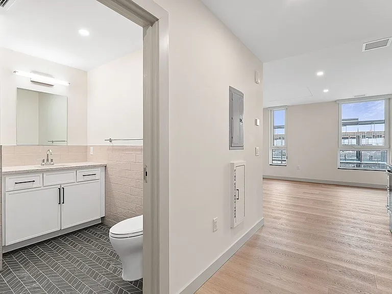 Bank Street Apartments at Burlington Square — Photo 13