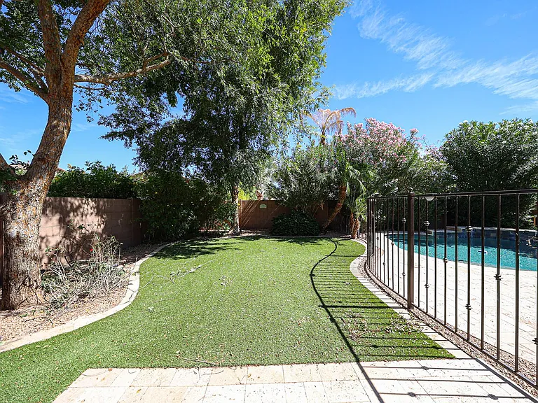 2744 E Donato Dr — Photo 34
