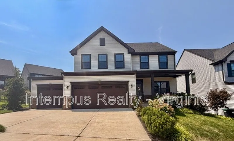 4 bed, 3.5 bath, 2464 sqft, $4,000 — Photo 2