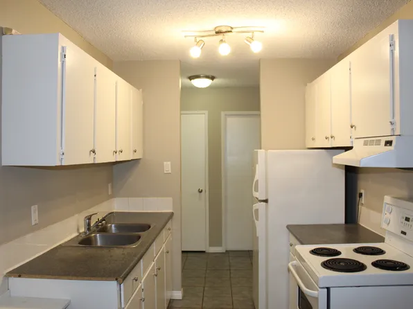 Seventh Street Manor, 10716 107th St NW, Edmonton, AB T5H 2Z1