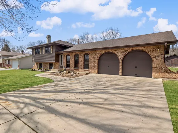 440 Charles Ct, South Elgin, IL 60177