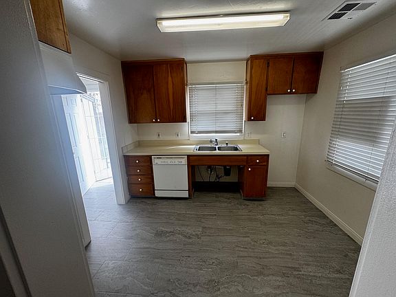 4th image of 1000 30th St Front 1