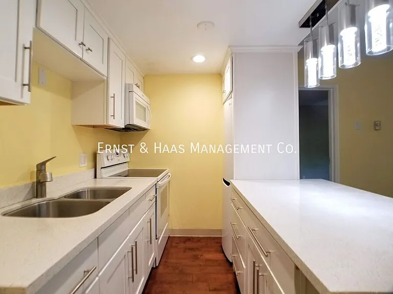 225 W 6th St #407 — Photo 4