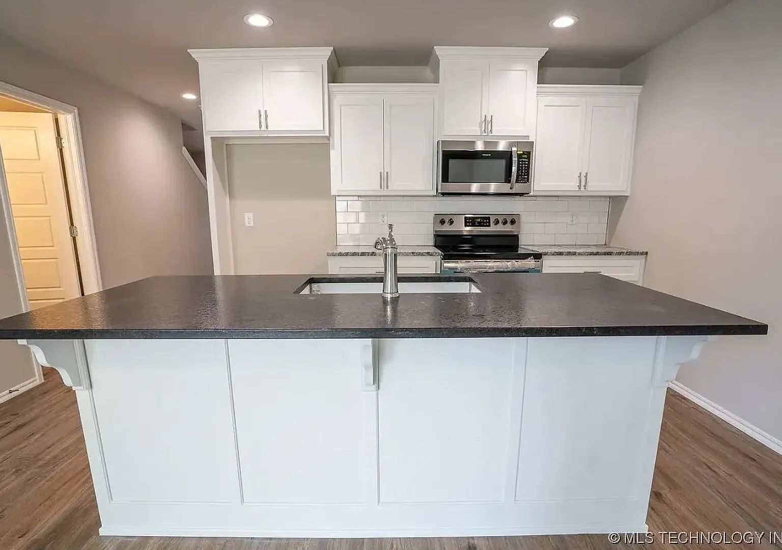 Stunning 3 bedroom Duplex in the heart of Sand Springs — Photo 4