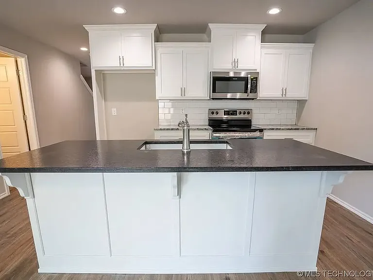 518 W 2nd St — Photo 5