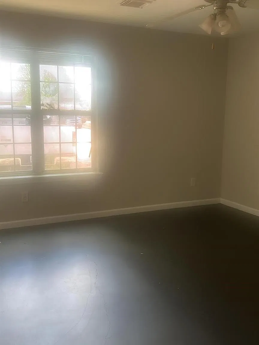 3 bed, 1.0 bath, 1100 sqft, $1,300 — Photo 2