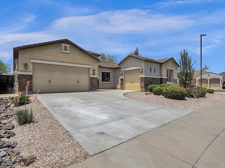 2403 E Robb Ln — Photo 1