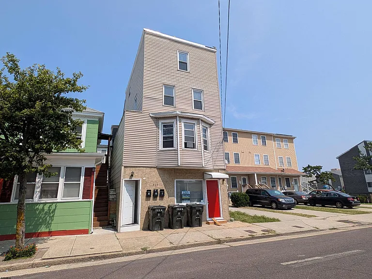 203 N South Carolina Ave — Photo 2