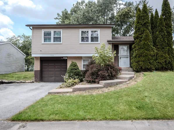 17690 Hillcrest Dr, Country Club Hills, IL 60478
