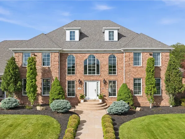 10 Carriage Trade Dr, Washington, PA 15301