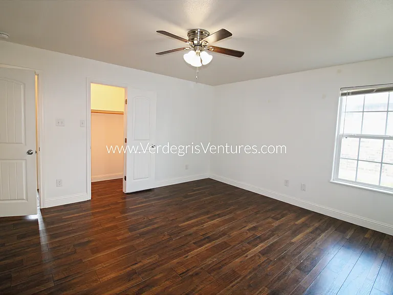 Principal bedroom has 2 closets