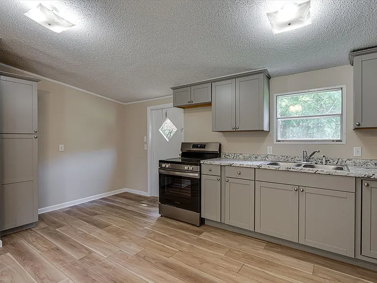 842 Emery Rd — Photo 8