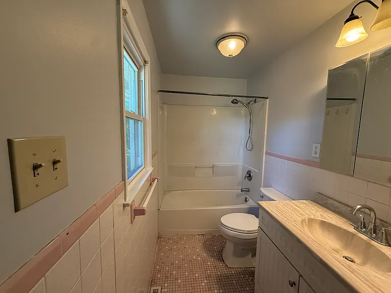 2nd floor Full Bathroom