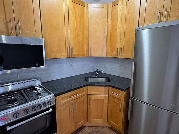 3rd image of 64 S Oxford St APT 1B