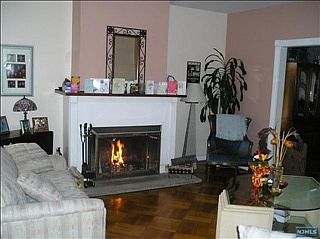 3rd image of 32 Essex St