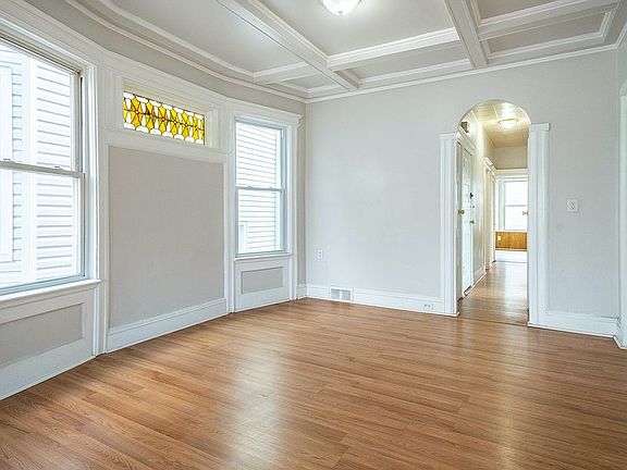 3rd image of 861 Montgomery St