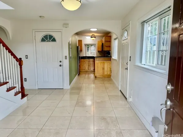 2705 Kaaha St, Honolulu, HI 96826