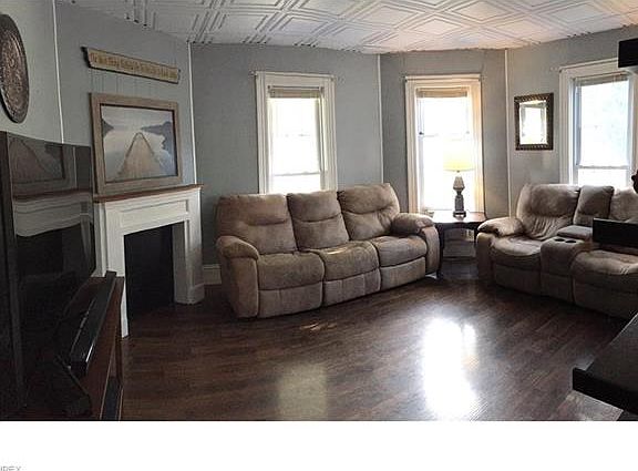 3rd image of 3258 Lincoln Way W