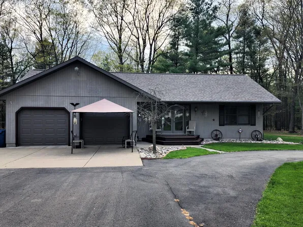 146 Pepperell Ave, Houghton Lake, MI 48629