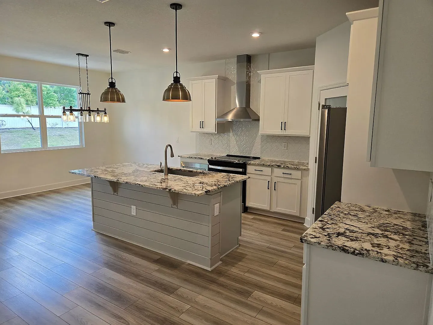 3 bed, 2202 sqft, $2,550 — Photo 3