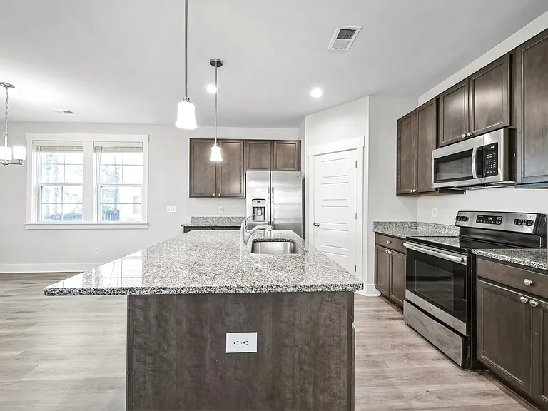210 Ilderton St — Photo 5
