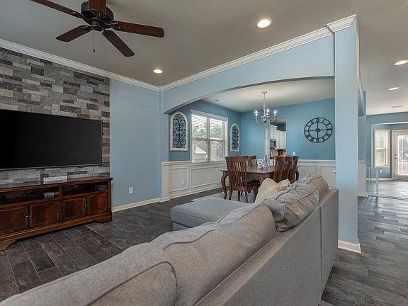 3rd image of 4010 Fairway Cir
