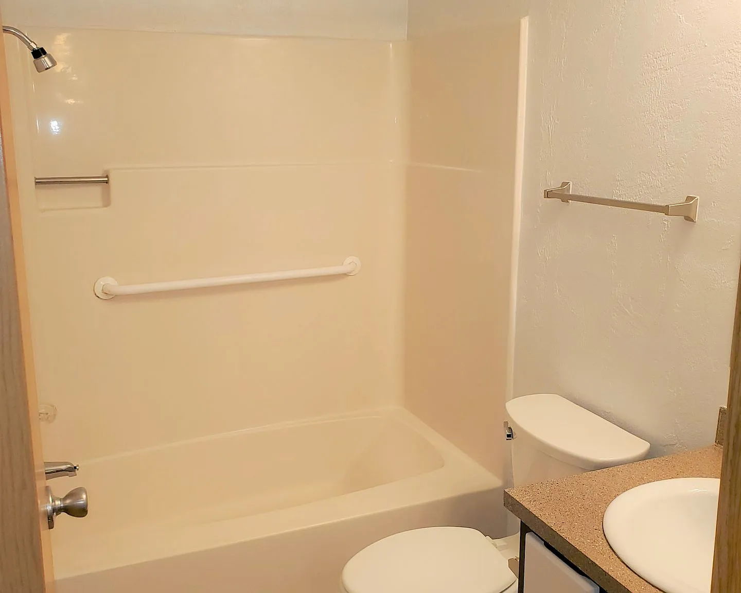 One Bedroom, One Bath - Special $1250.00 and Second Month Free! — Photo 2