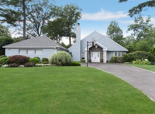 202 Parkway Dr, Roslyn Heights, NY 11577