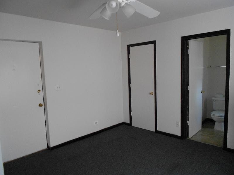 2nd image of 3933 N Clarendon Ave APT 206