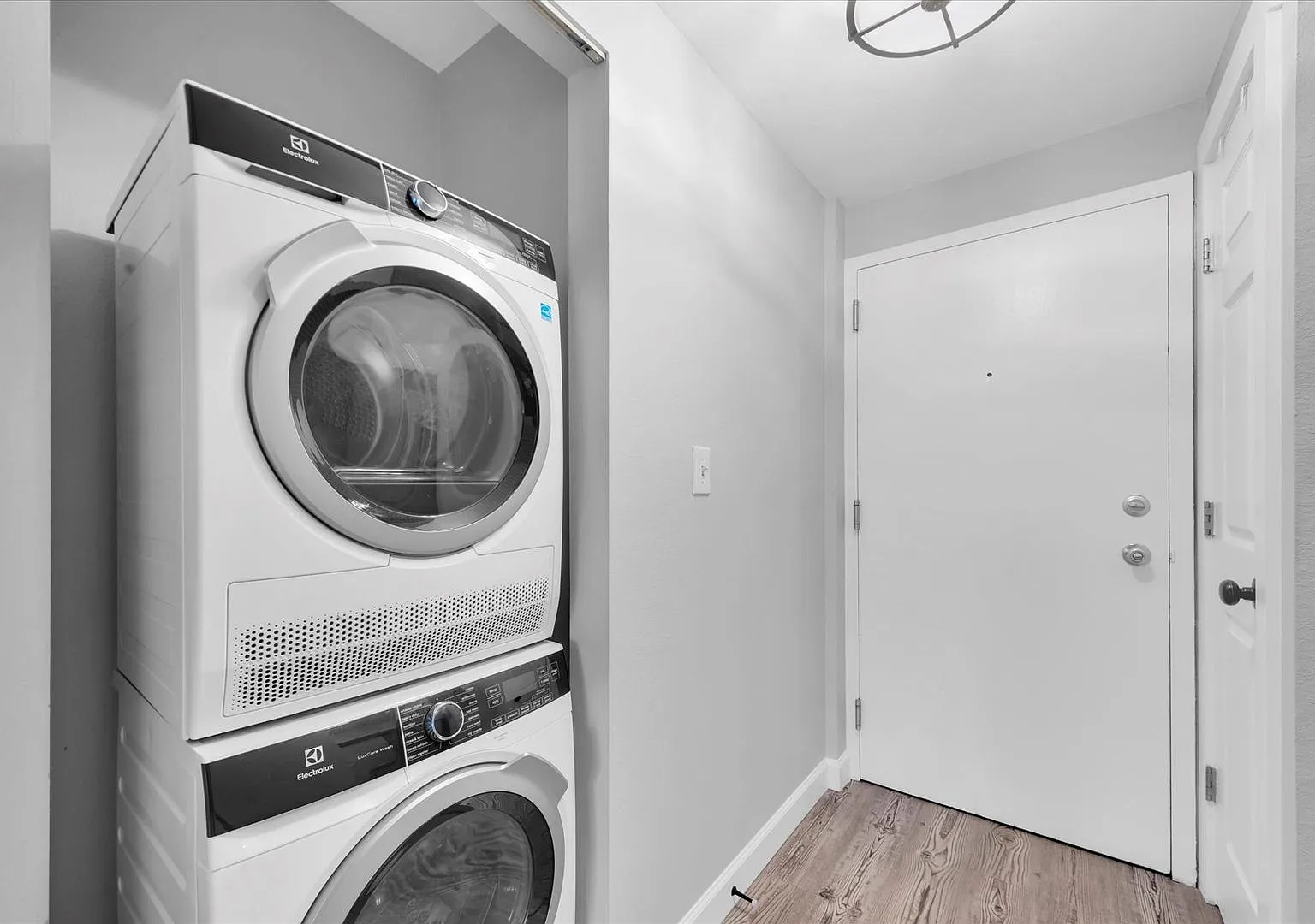 Hyde Park Towers Condo Located Near Bayshore — Photo 4