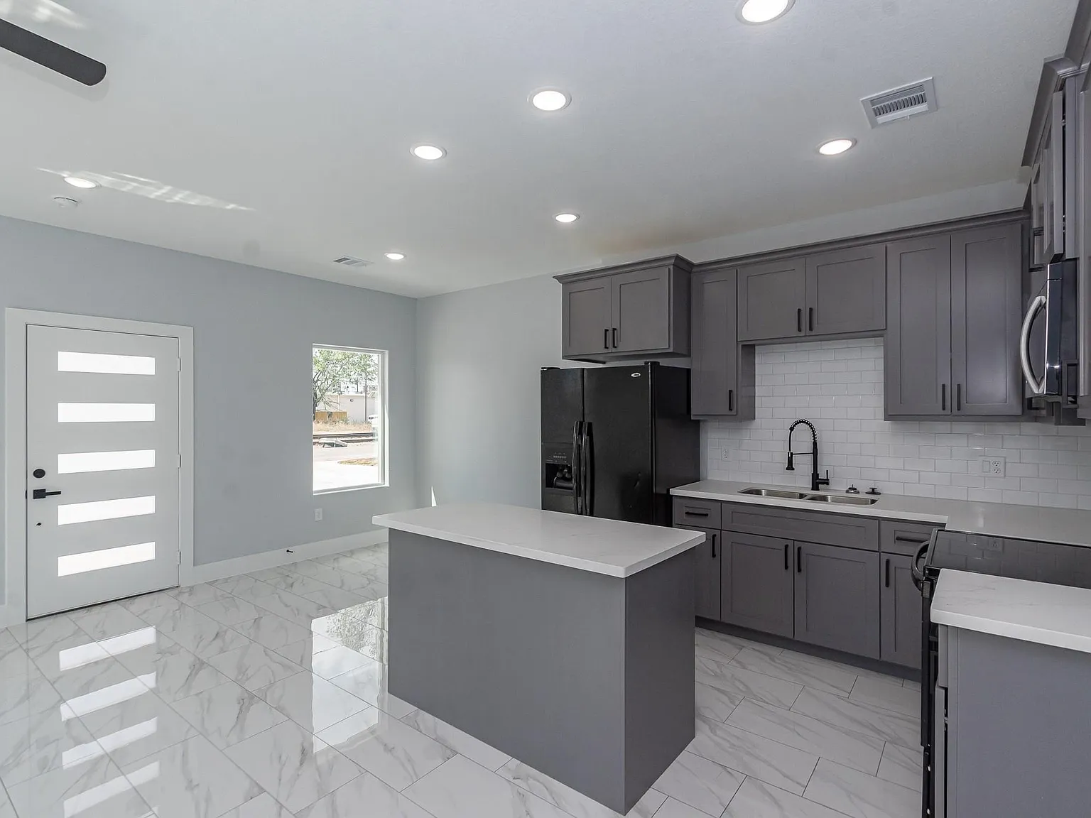 2 bed, 1.0 bath, $1,350 — Photo 3