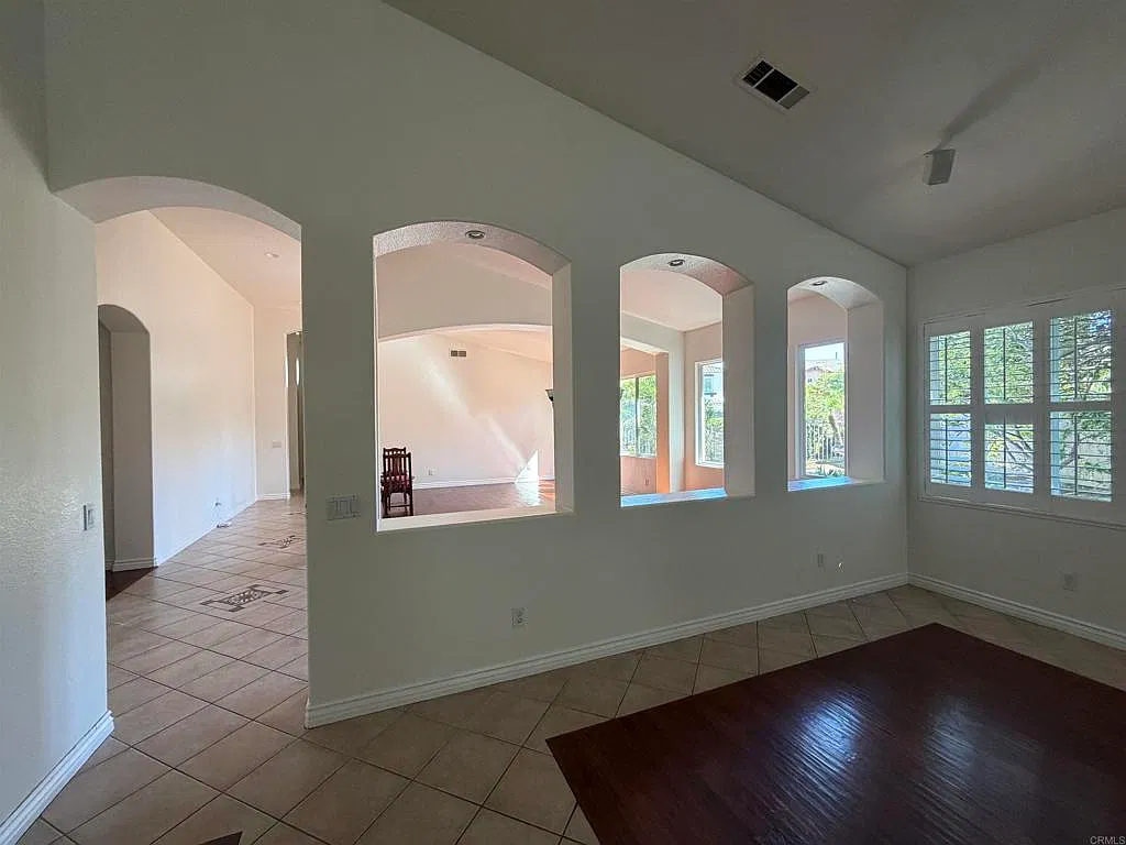 5 bed, 3.0 bath, 2652 sqft, $5,695 — Photo 3